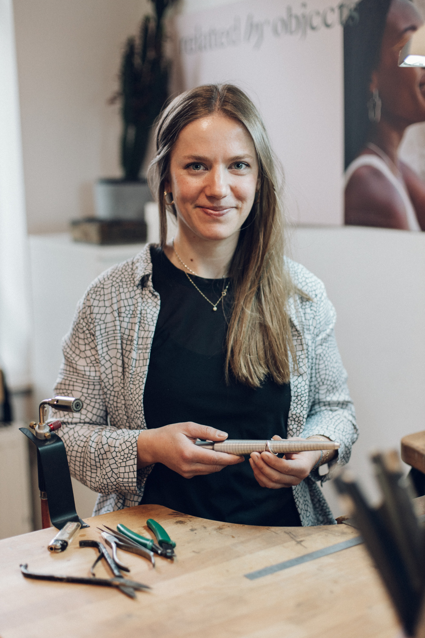 Eva Hanak in der Werkstatt